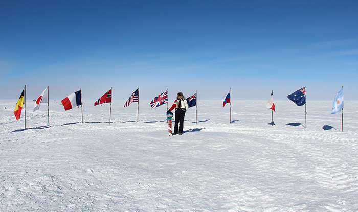 Пред знамената на 11-те страни, първи подписали Антарктическия договор.
